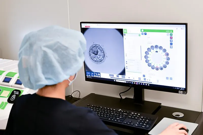 تصویربرداری تایم لپس روند رشد جنین در IVF
