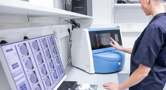 انکوباتور تایم‌لپس برای تصویربرداری و پایش مورفوکینتیک جنین در آزمایشگاه IVF