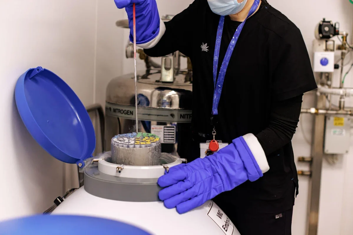 مخازن نیتروژن مایع برای نگهداری کرایوژنیک اسپرم، اووسیت و جنین در آزمایشگاه IVF.